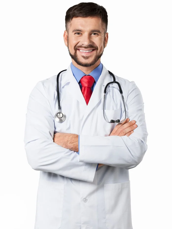 Médico sorrindo de braços cruzados