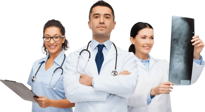 Equipe médica com prancheta e exame de raio-x